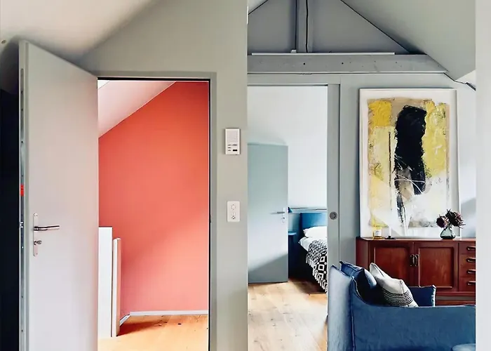 Above The Roofs Of 公寓 *