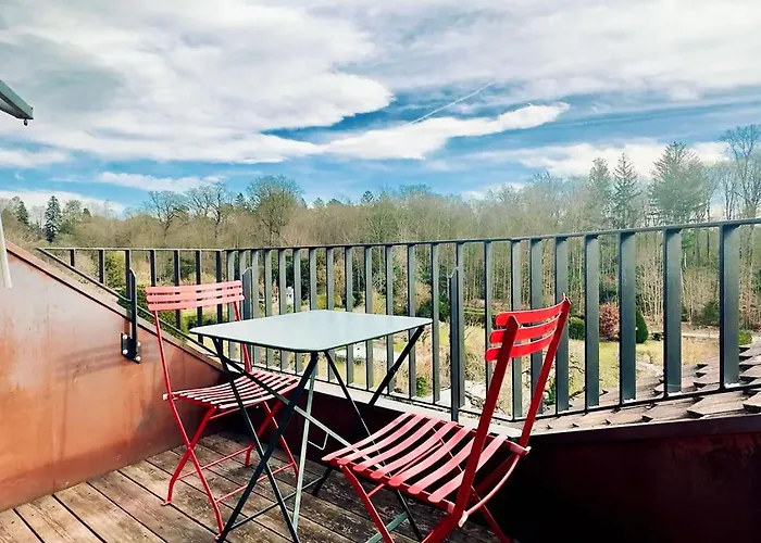 Above The Roofs Of 公寓 *